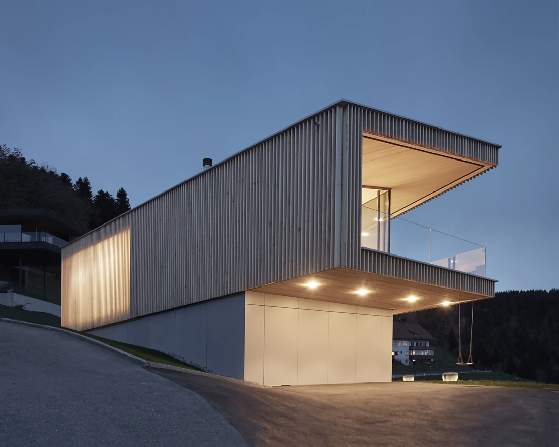 Sustainable building, energy-efficient lighting: the prefabricated wooden house on the slopes of the mountain was mainly built using local materials. The lighting concept realised with Nimbus inside and outside the house complements this concept perfectly. Photo: Adolf Bereuter